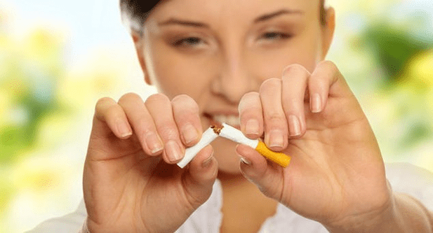 lány eltörik a cigarettát, és megszabadul a függőségtől