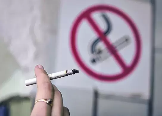 dohányozni szabad a bejáratnál